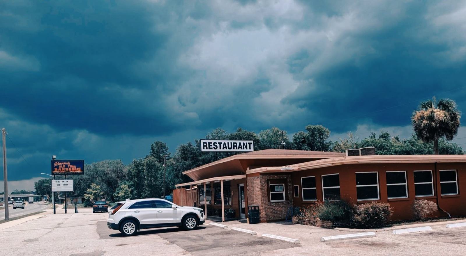 Dianne's Old Time Barbeque building and roadside sign on US Highway 301 in Hawthorne, Florida